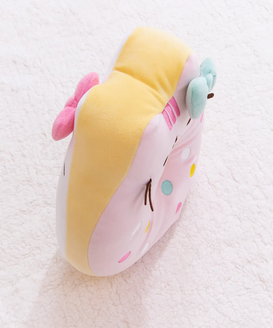 hello_kitty_x_pusheen_donut_plush_2.webp Pusheen Hello Kitty® x ® Donut Plush
