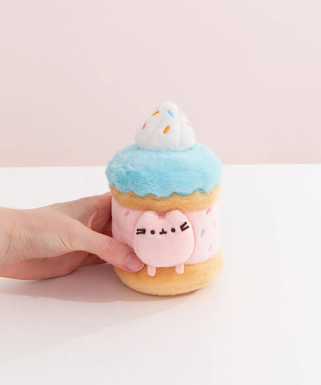 pusheen_sweets_sprinkle_cake_plush_pc_environment_3.webp Pusheen Sweets Sprinkle Cake Plush 2-pc Environment