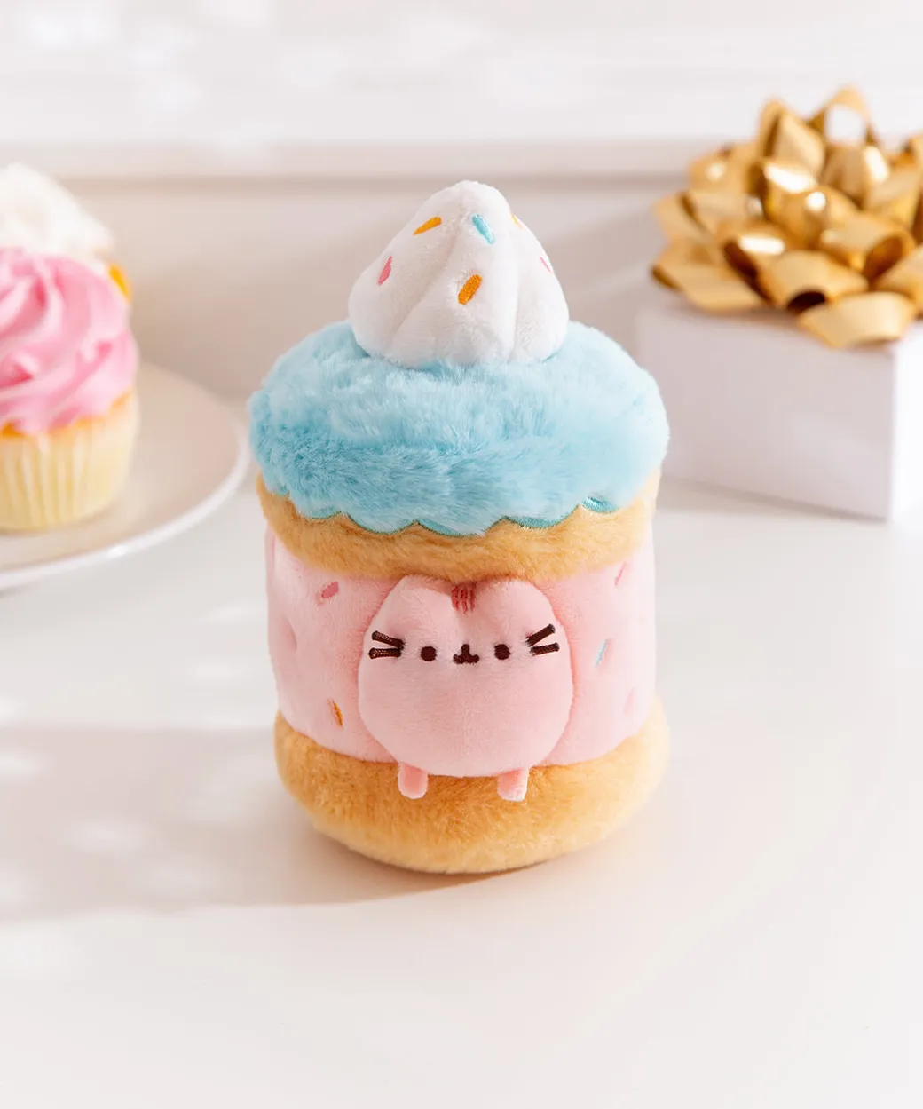 pusheen_sweets_sprinkle_cake_plush_pc_environment_5.webp Pusheen Sweets Sprinkle Cake Plush 2-pc Environment